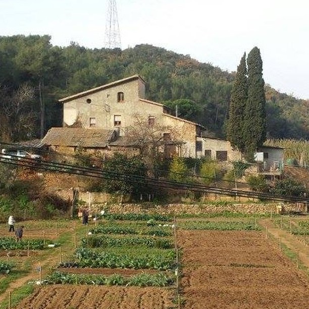 Masia Can Torrens Vell fachada històrica del segle XIV a Sant Fost de Campsentelles
